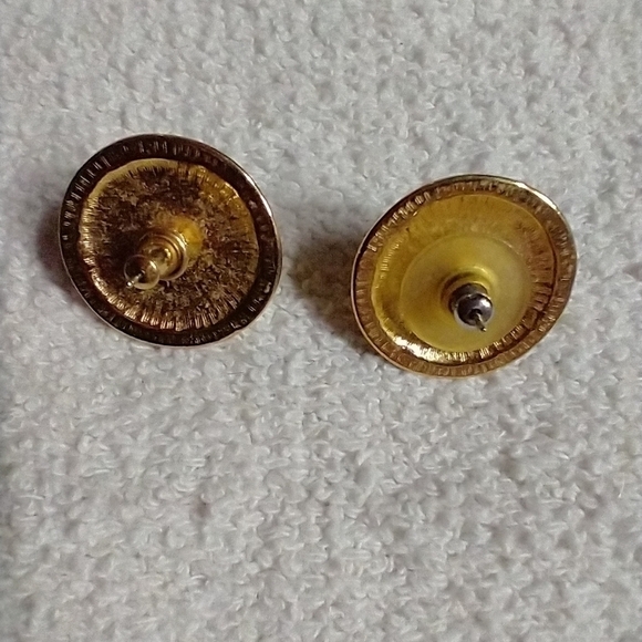 Goldtone faux pearl 🦪 round button post earrings backs don't match - Picture 3 of 4